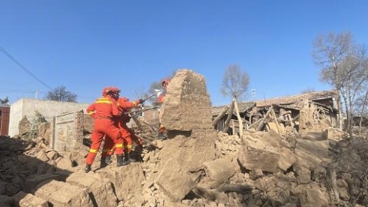 救援进行中！消防员已营救甘肃地震被困人员78人